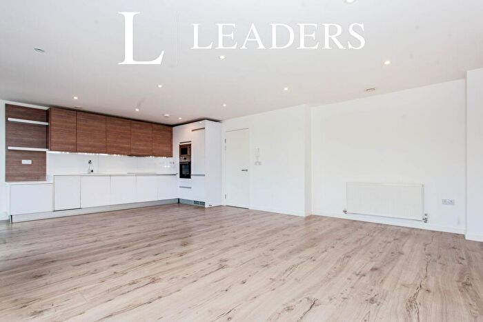 3 Bedroom Flat To Rent In Marque House, CB2