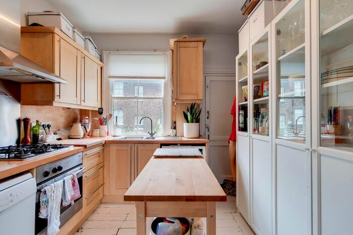 2 Bedroom Flat To Rent In Tennyson Street, London, SW8