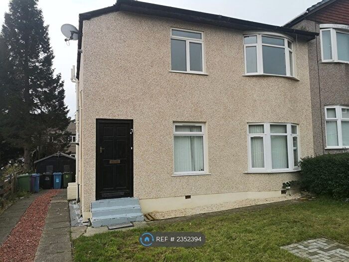 3 Bedroom Flat To Rent In Croftmont Avenue, Glasgow, G44