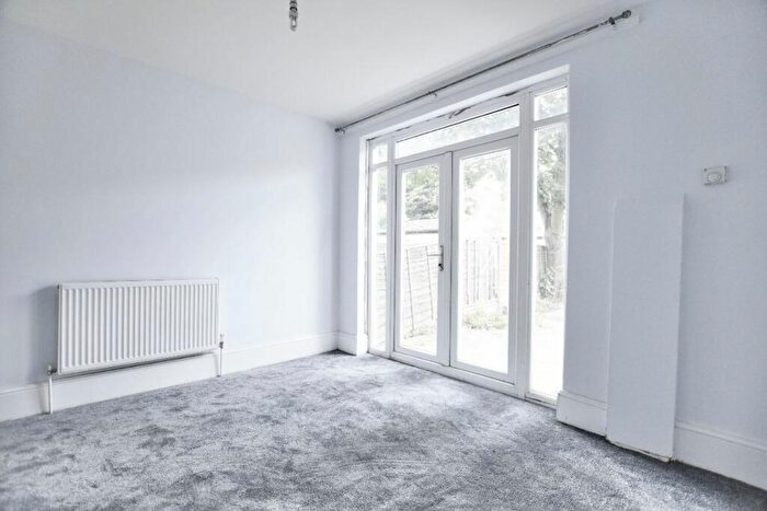 2 Bedroom Flat To Rent In Grove Green Road, Leyton, E11