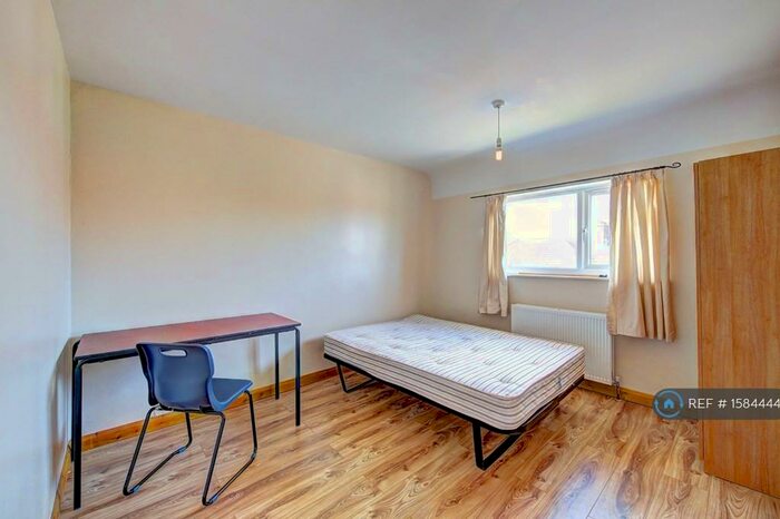 6 Bedroom Terraced House To Rent In Addison Gardens, Kingston, KT5