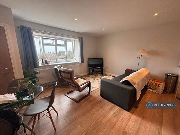 2 Bedroom Flat To Rent In Otley Road, Leeds, LS16