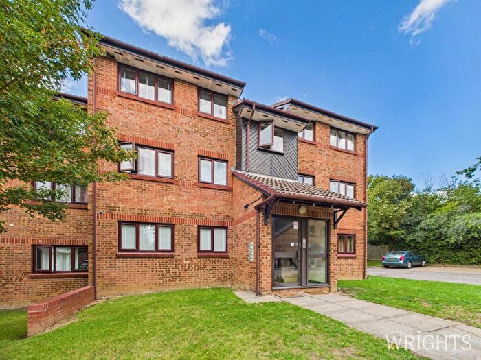 2 Bedroom Flat For Sale In Tudor Close, Hatfield, AL10