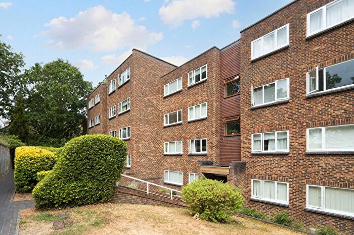 2 Bedroom Flat For Sale In Vale Road, Weybridge, KT13