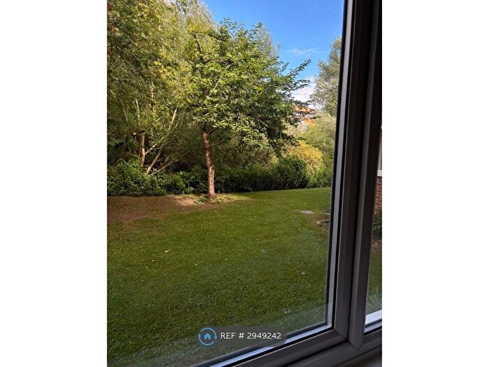 2 Bedroom Flat To Rent In Riverside Close, Kings Langley, WD4
