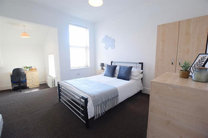 2 Bedroom Terraced House To Rent In Cross Street - Student House - /, LN5