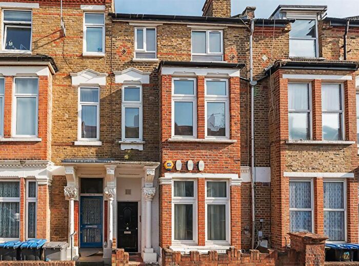 2 Bedroom Flat For Sale In Charteris Road, London, NW6