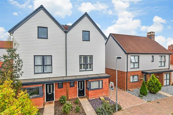 3 Bedroom Town House For Sale In Woodland Rise, Chilmington Green, Kent, TN23