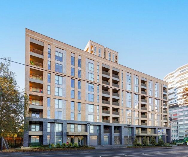 3 Bedroom Flat To Rent In West Heights, Addiscombe Road, Croydon, CR0