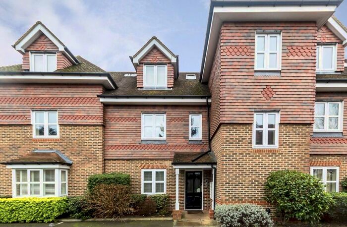 1 Bedroom Flat To Rent In Holly Bush Lane, Hampton, TW12