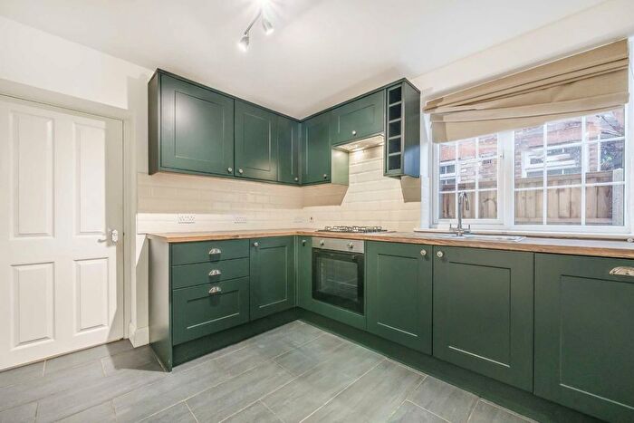 3 Bedroom Flat To Rent In Saxon Drive, London, W3