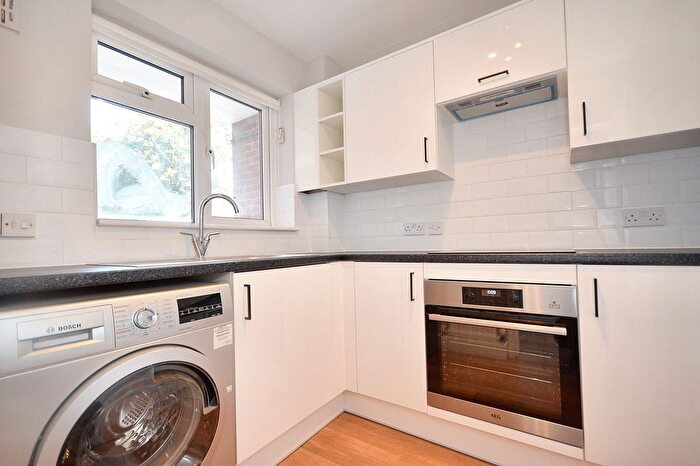 3 Bedroom Flat To Rent In Penn Road, Beaconsfield, HP9