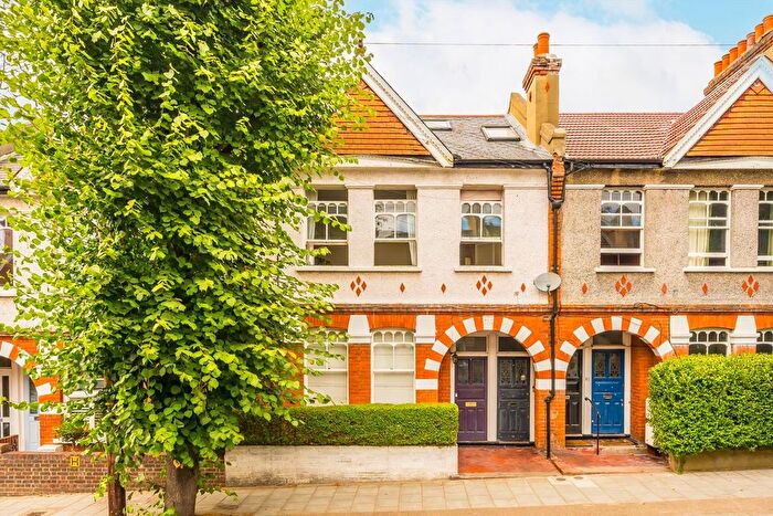 3 Bedroom Flat For Sale In Salterford Road, London, SW17