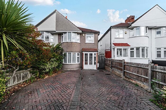 3 Bedroom End Terrace House For Sale In Pinewood Avenue, Sidcup, DA15