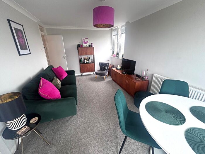 2 Bedroom Flat To Rent In Furze Hill House, Furze Hill, Hove, BN3