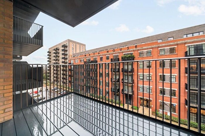 1 Bedroom Flat To Rent In Arusha Court, Farine Avenue, Hayes, UB3