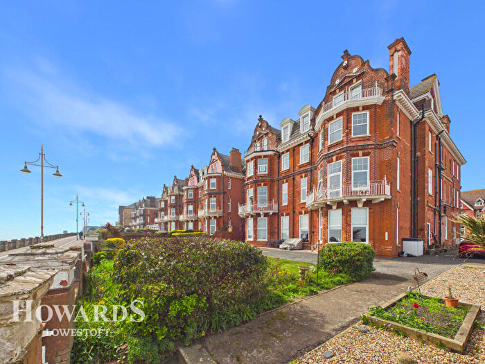 2 Bedroom Flat For Sale In Kirkley Cliff Road, Lowestoft, NR33
