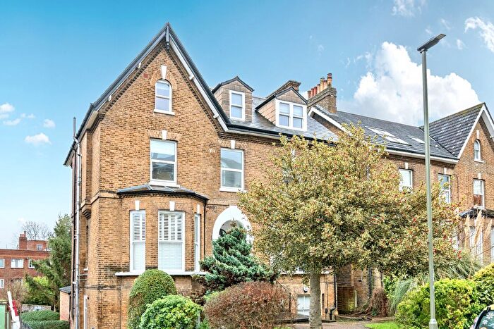 2 Bedroom Flat For Sale In Thicket Road, London, SE20