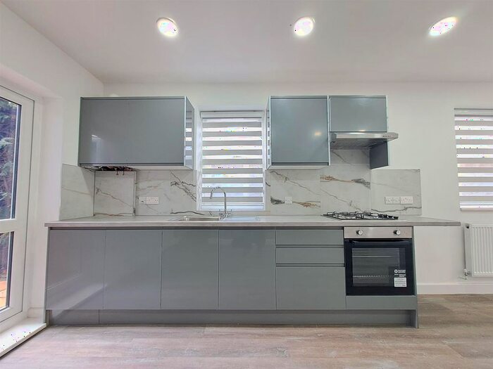 3 Bedroom Flat To Rent In Sketty Road, Enfield, EN1