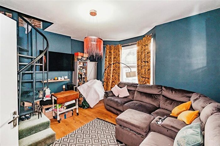 2 Bedroom Flat To Rent In South Farm Road, Worthing, BN14