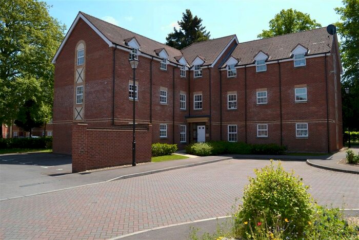 2 Bedroom Flat To Rent In Old College Road, Newbury, RG14