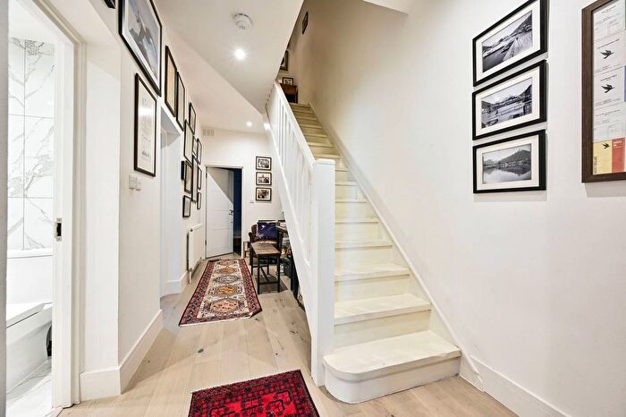 2 Bedroom Flat To Rent In Nevern Square, Earls Court, London, SW5