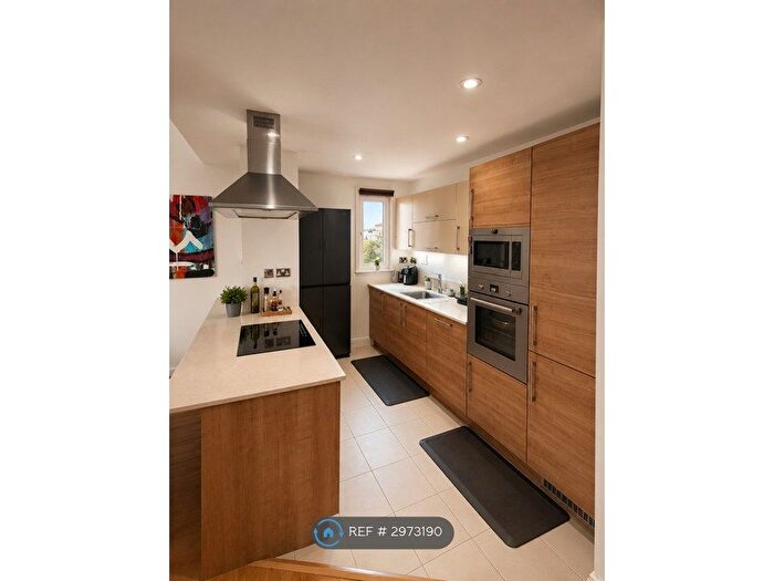 2 Bedroom Flat To Rent In Cornell Square, London, SW8