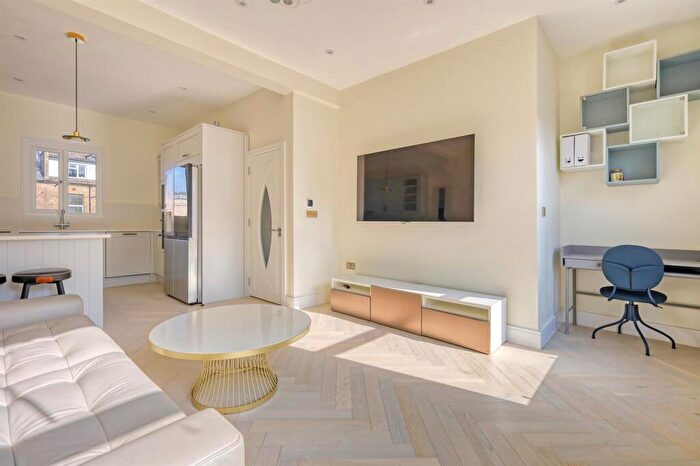 3 Bedroom Apartment To Rent In Blackstock Road, N4