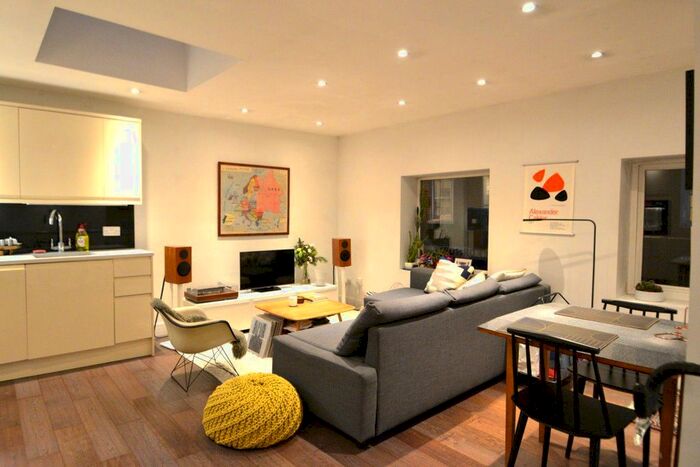 1 Bedroom Town House To Rent In Wolsey Mews, London, NW5