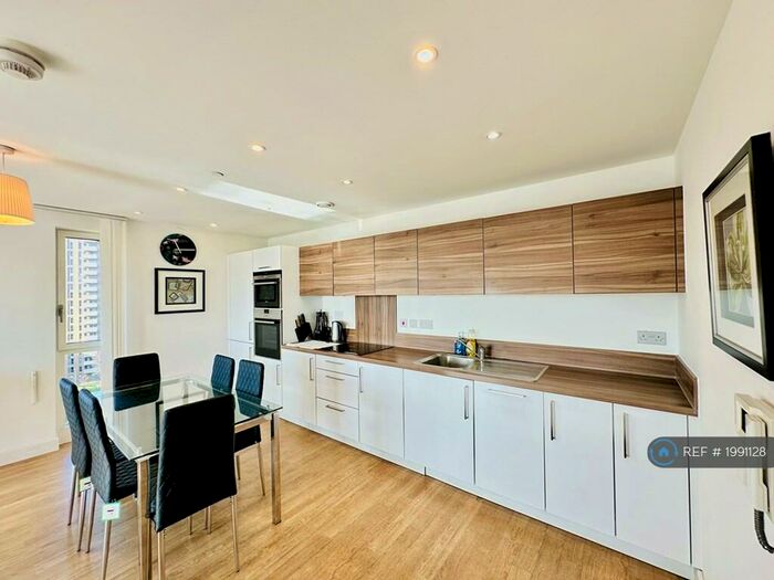 3 Bedroom Flat To Rent In Jefferson Plaza, London, E3