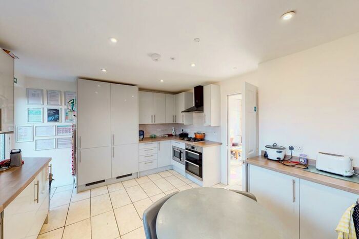 1 Bedroom Property To Rent In Beeches Crescent, Southgate, RH10