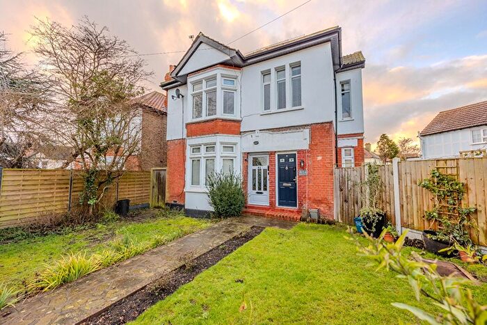 2 Bedroom Flat For Sale In Burnham Road, Leigh-On-Sea, SS9