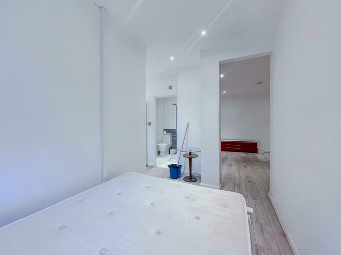 Studio To Rent In West Green Road, London, N15