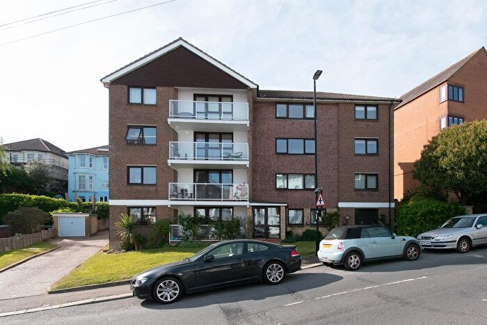 2 Bedroom Flat For Sale In St. Helens Park Road, Hastings, TN34