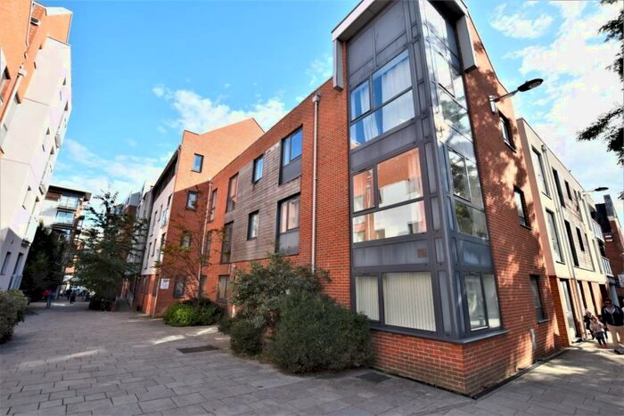 2 Bedroom Flat To Rent In French Court, Castle Way, Southampton, Hampshire, SO14