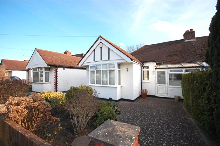 3 Bedroom Semi-Detached Bungalow For Sale In Herlwyn Avenue, Ruislip, HA4