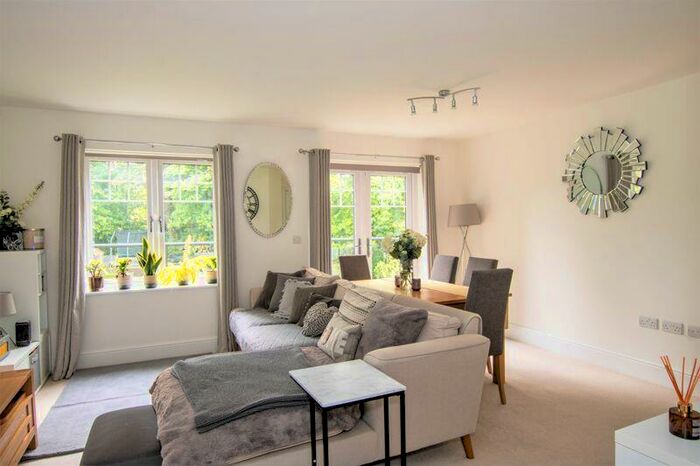 2 Bedroom Flat To Rent In Russell Hill, Purley, CR8