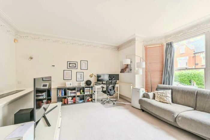 1 Bedroom Maisonette To Rent In Thurleigh Road, Between The Commons, Between The Commons, London, SW12