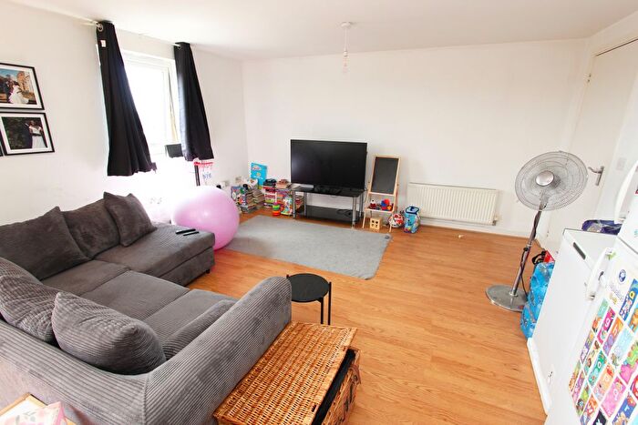 1 Bedroom Penthouse For Sale In Cameron Drive, Dartford, Kent, DA1