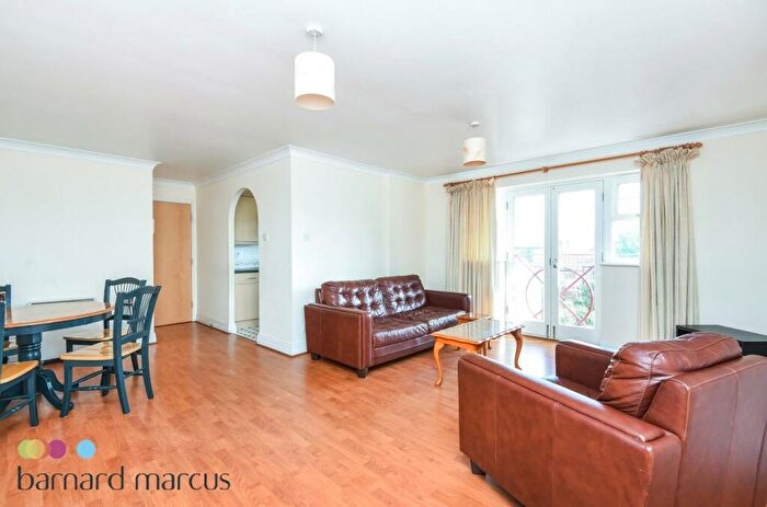 2 Bedroom Apartment To Rent In Woodside Lane, N12