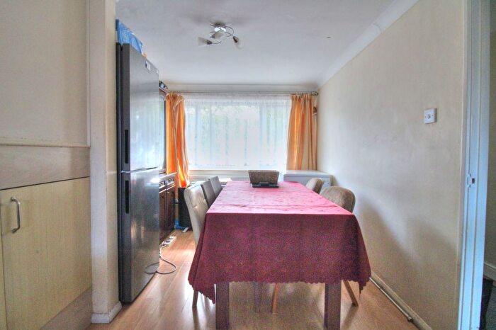 3 Bedroom Town House For Sale In Long Riding, Basildon, SS14