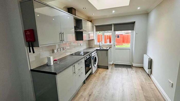 2 Bedroom Flat To Rent In Court Way, Acton, W3