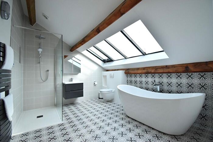 2 Bedroom Apartment To Rent In Kennaway Apartments, Commercial Rd, EX2