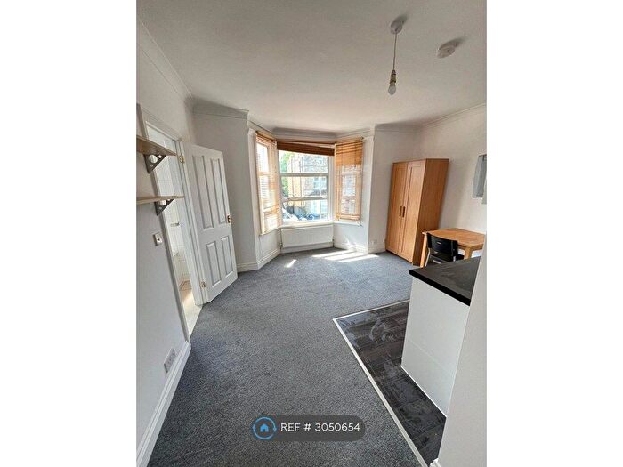Studio To Rent In Station Road, London, N3