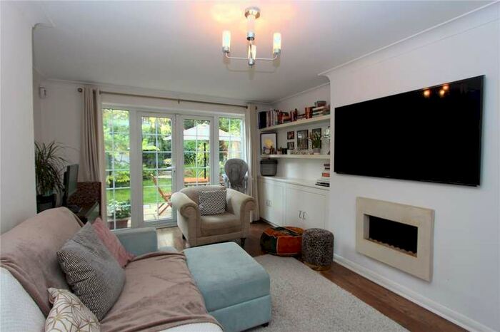 2 Bedroom Flat To Rent In Brookside, Winchmore Hill, London, N21