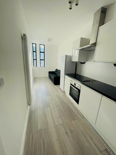 2 Bedroom Flat To Rent In Balham High Road, London, SW12
