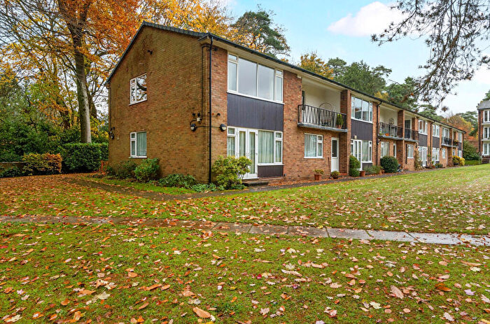 2 Bedroom Flat For Sale In Beacon Hill Court, Hindhead, Surrey, GU26