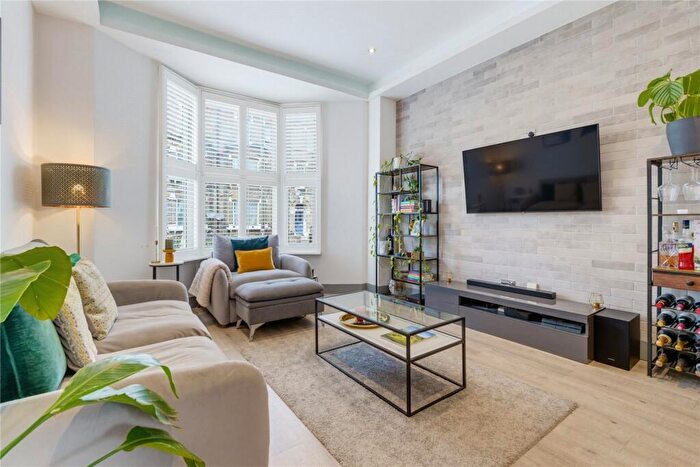 2 Bedroom Maisonette For Sale In Cologne Road, SW11