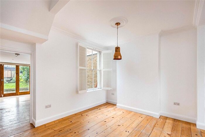 3 Bedroom Terraced House For Sale In Dunlace Road, London, E5 - Photo 3