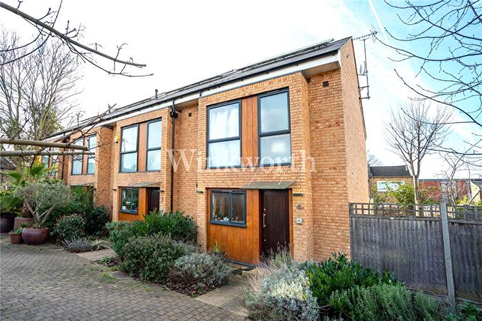 3 Bedroom Town House For Sale In Belz Drive, London, N15